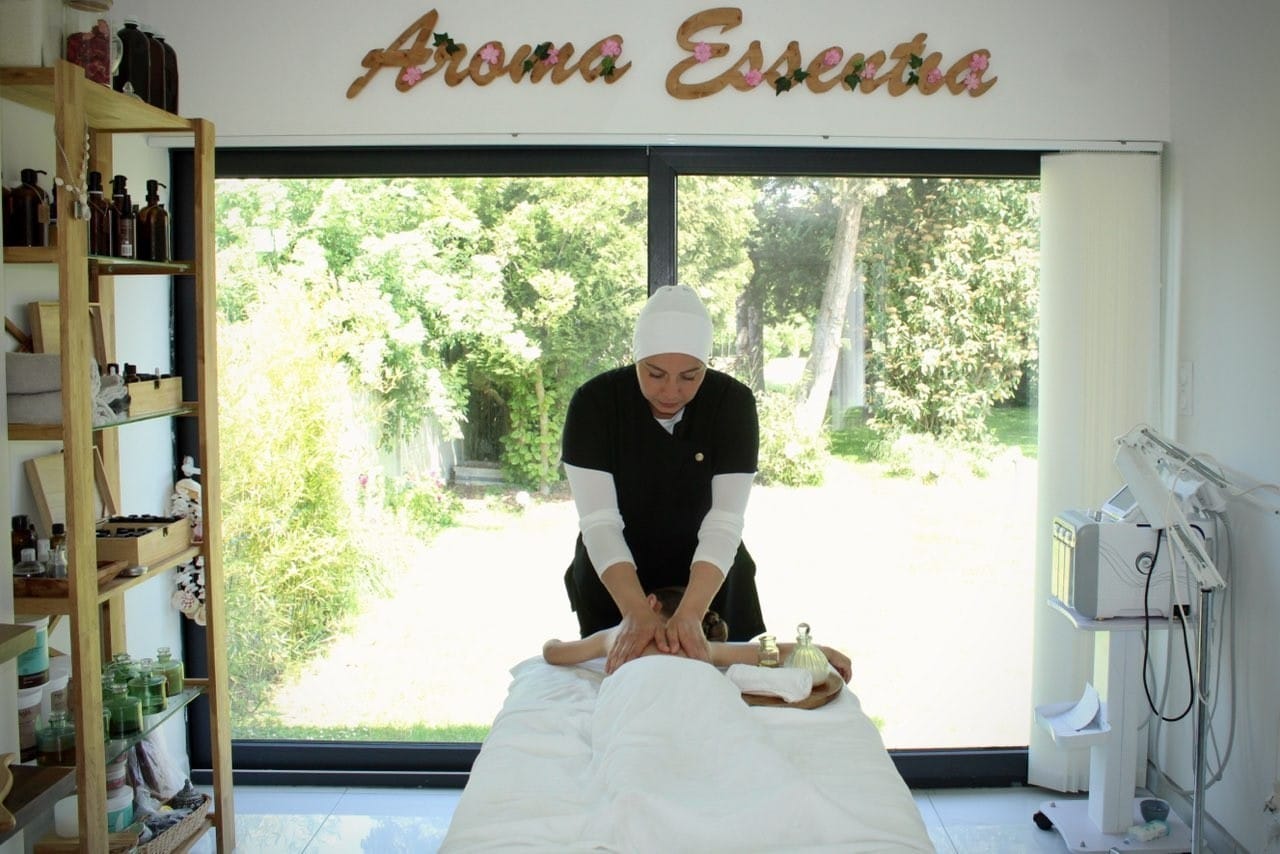 Massage de Djamila aux huiles essentielles - Aroma Essentia by Djam